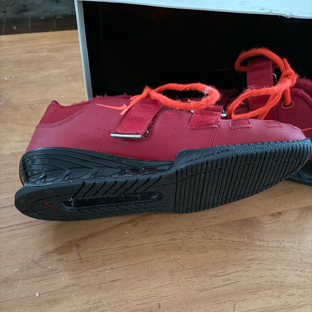 Nike women’s LIFTING Crimson Athletic Shoes